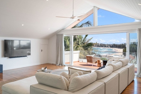 'The Headland' - Premier Queenscliff Abode, Steps from Queenscliff Beach & Freshwater Beach. A perfect family entertainer!