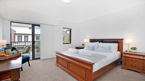 Bedroom 1 - queen bed