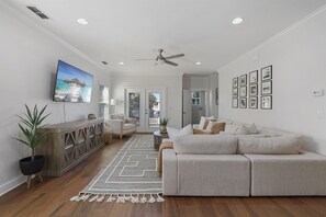 Oceanwalk 2 living room