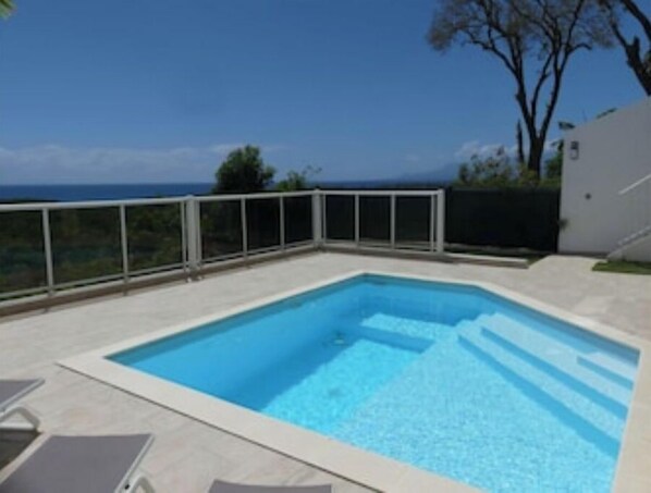 An niveau - 1 la piscine de la villa Alizés