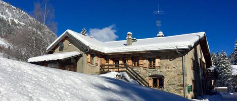 Chalet dans ancien corps de ferme orienté plein Sud