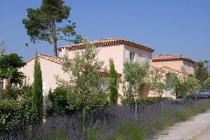 Außenseite Ferienhaus [Sommer]