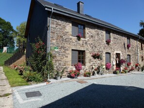 Stugans exteriör [sommar]