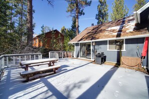 Private Deck | 2 Mi to Ski Resorts | 2 Mi to Big Bear Lake