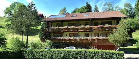 Außenseite Ferienhaus [Sommer]