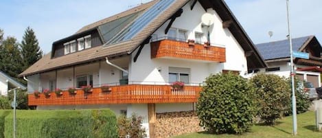 Außenseite Ferienhaus [Sommer]