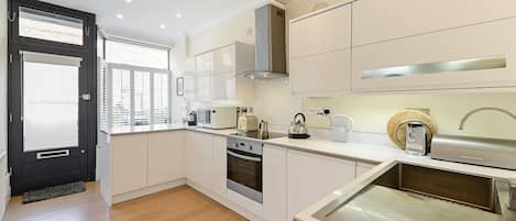 Modern kitchen, integrated fridge/freezer, oven, hob breakfast bar x 3 stools