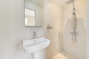 Ensuite to master bedroom