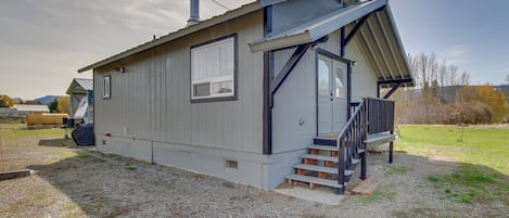 Cle Elum Vacation Rental | 2BR | 1BA | 1,070 Sq Ft | Stairs Required