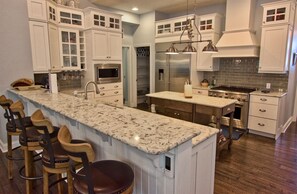 Spacious kitchen with island and 4 seats