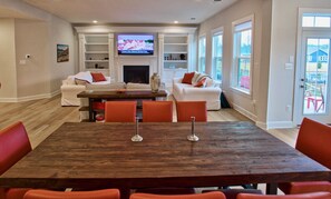 Wide Open Design w 10 ft Ceilings: Dining Area, Family Room and Kitchen Form an Open Great Room