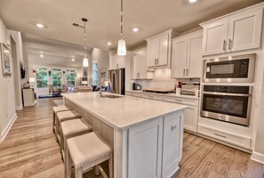 Large Gormet kitchen with seating for 4