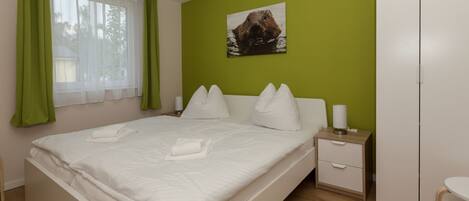 Ferienhaus Biber, 42 qm, 2 Schlafzimmer für max. 4 Personen-Doppelbett mit nachtleuchtendem Sternenhimmel