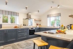 Owl Cottage, Great Snoring: Kitchen with sit up breakfast bar and stools