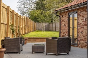 Weavers, Felbrigg: Fully enclosed garden with outdoor seating area