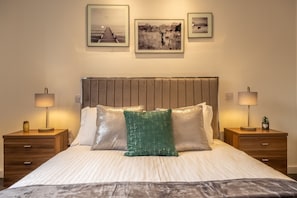 Weavers, Felbrigg: Master bedroom with king-size bed