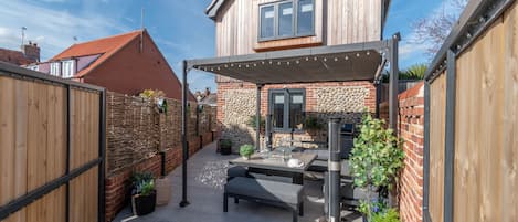 28 Chapel Yard, Wells-next-the-Sea: South facing courtyard garden