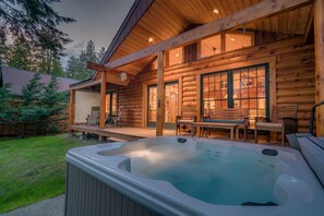 Peek-a-boo views of the Wenatchee River. Unwind in spacious 6 person Hot Tub.