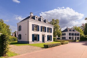 Stugans exteriör [sommar]