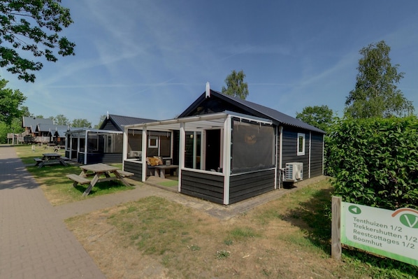 Stugans exteriör [sommar]