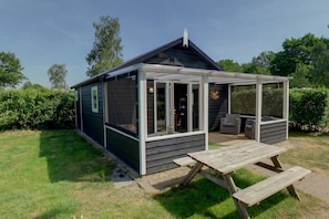 Stugans exteriör [sommar]