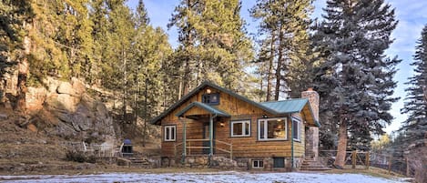 Evergreen Vacation Rental | 3BR | 3BA | 2,378 Sq Ft | Steps Required