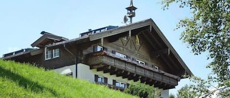 Außenseite Ferienhaus [Sommer]