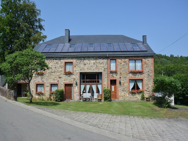 Stugans exteriör [sommar]
