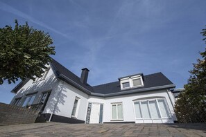 Stugans exteriör [sommar]