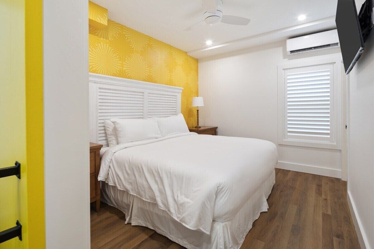 Custom House Inn | 5 BR Complex On Duval St!