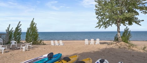 Bon fire pit, kayaks, sandy beach and more!