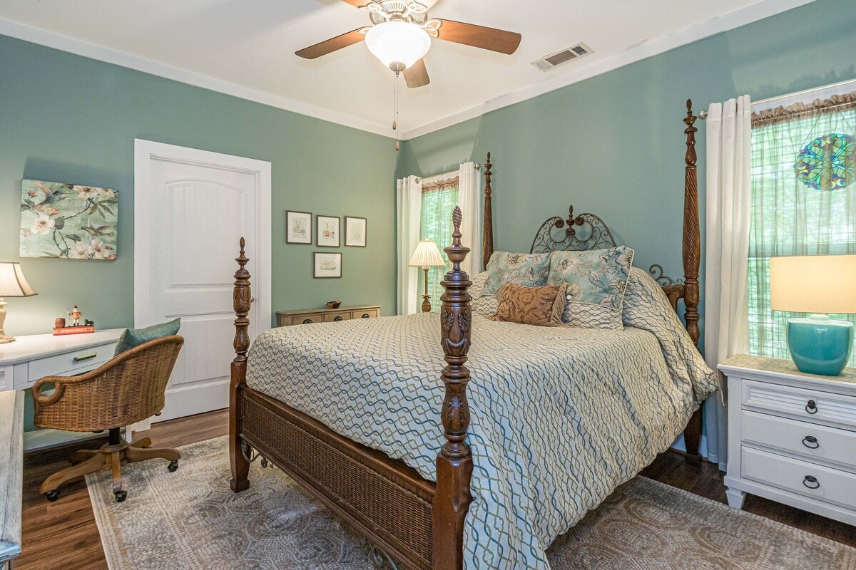 ♨️Hot Tub Forest Wineries Grill  ROKU WiFi  HDTV ️Queen ❤️ Comfy   Gem
