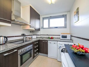 Küche, Küchengerät, Countertop, Major Appliance, Cabinetry, Flooring, Interior Design, Möbel, Herd, Haushaltsgerät