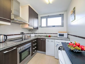 Küche, Küchengerät, Countertop, Major Appliance, Cabinetry, Flooring, Interior Design, Möbel, Herd, Haushaltsgerät