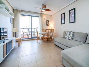 Möbel, Interior Design, Flooring, Wohnung, Fussboden, Stuhl, Zimmer, Küche & Esszimmer Tisch, Decke, Wohnzimmer