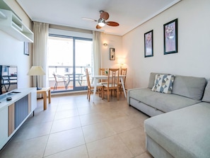 Möbel, Interior Design, Flooring, Wohnung, Fussboden, Stuhl, Zimmer, Küche & Esszimmer Tisch, Decke, Wohnzimmer