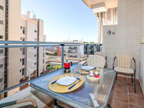 Wohnung, Balkon, Eigentumswohnung, Stuhl, Glas, Schatten, Küche & Esszimmer Tisch, Hotel, Penthouse