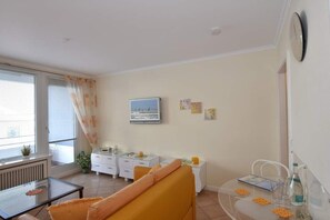 Wohnzimmer mit Zugang zu der Nord-Loggia mit Blick in die Friedrichstr.