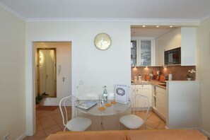 Wohnzimmer mit Flur und Kueche
