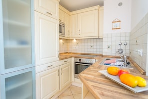 Küchenzeile mit Backofen