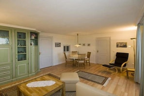 Wohnzimmer mit Essplatz