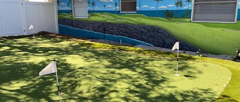 Another mural for your viewing pleasure! I like to imagine I'm on a golf course in Hawaii!