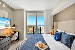 Bedroom 1 (King Bed)