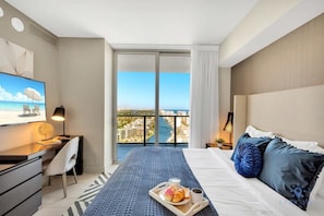 Bedroom 1 (King Bed)
