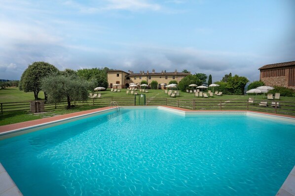 Amenities, Autumn, Building Exterior, Garden, Pool, Spring, Summer