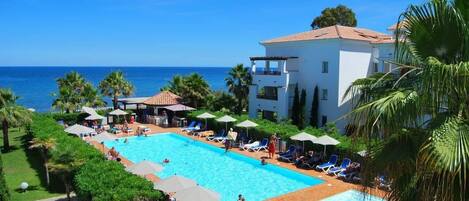 2 piscines avec accès direct à la plage