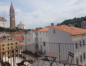 Roof terrace shared by 3 apartments