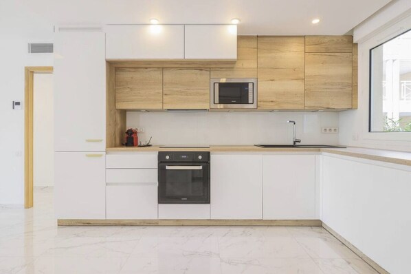 The kitchen is fully stocked with everything you need for coking. 