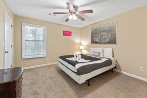 "This place has all you need for a long stay. Location is excellent near restaurants, groceries and hardware stores. Host is very responsive."