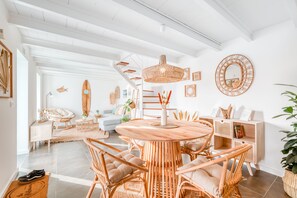 Bright and friendly living and dining area